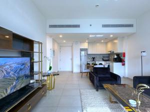MegaLuxury Flat Resort, Amazing Pool, Burj direct View