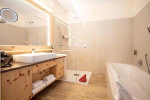 Zirben Romantic Suite with Balcony - Thermenblick room in Thermenhotel PuchasPLUS Stegersbach