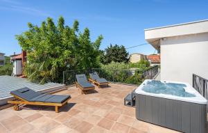 Awesome Home In Pirovac With Kitchen