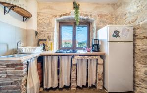 3 Bedroom Beautiful Apartment In Ugljan 