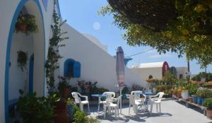Santorini Seaside Retreat - Floras Summer Escape