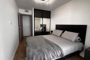 Elegant air-conditioned apartment near the beach