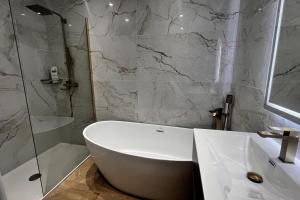 Elegant air-conditioned apartment near the beach