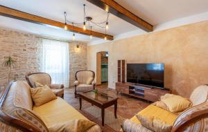 Stunning Home In Liznjan With Kitchen