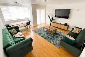 Luxury 4-Bed House in Dagenham, United Kingdom - Dagenham