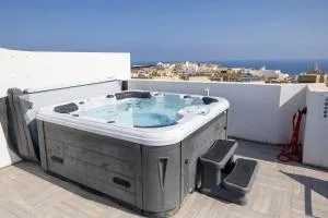 Terraced Penthouse with Views and Jacuzzi - Taʼ Sardina