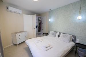 Terraced Penthouse with Views and Jacuzzi