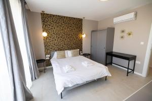 Terraced Penthouse with Views and Jacuzzi