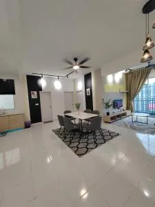TIZ Palace Homestay 3R3B Apartment w Sunset View Balcony and pool Nearby Bangi Wonderland - Kampong Batu Lima Bangi