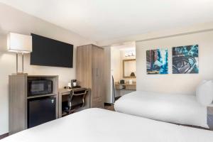 Double Room with Two Double Beds - Non-Smoking room in Best Western Mill River Manor