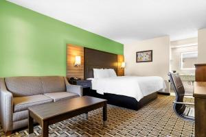 King Room - Smoking  room in Econo Lodge Russellville