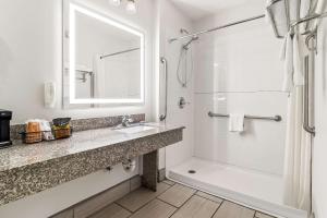 Double Room with Two Double Beds - Accessible/Smoking room in Econo Lodge Russellville