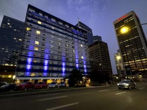 Coast Calgary Downtown Hotel & Suites by APA