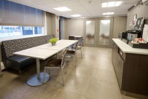 Coast Calgary Downtown Hotel & Suites by APA