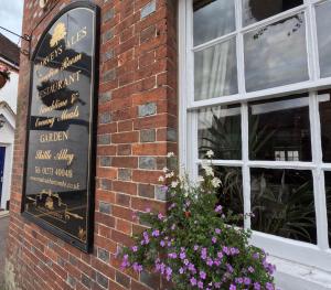 Royal Oak Retreat - Sleeps 6 Pub & Pet Friendly