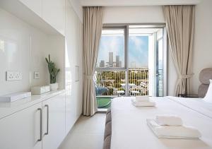 Stylish Flat in Downtown Dubai with PS5 Gym and Pool