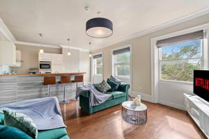 30 percent off! The Georgian Penthouse in Wakefield - Parking