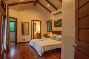 Three Monkeys - Central Cahuita - Tropical Comfort