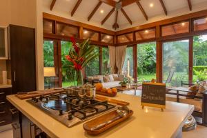 Three Monkeys - Central Cahuita - Tropical Comfort