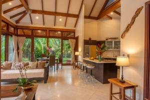 Three Monkeys - Central Cahuita - Tropical Comfort