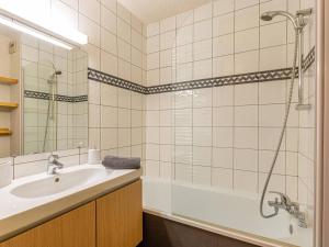 Appartement Rénové 3 Pièces Mezzanine à 50m des Pistes, Balcon, Lave-Linge et Casier à Skis - FR-1-356-206