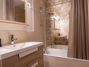 Bel appartement avec balcon, au pied des pistes à Méribel - Idéal pour vos vacances - FR-1-355-188