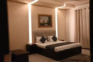 Royal Mark Lodges - Multan