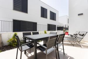 Home2Book Cozy & Modern Apt, Pool & Terrace