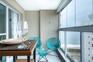 Apartamento em condomínio HOME CLUB, ar-condicionado, cozinha completa, PISCINA e JACUZZI aquecida, SAUNA, ACADEMIA, quadra de esportes playground infantil, salão de jogos a 40m da PRAIA e 15min do Beto Carreiro