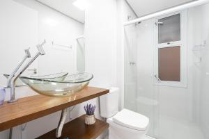 Apartamento em condomínio HOME CLUB, ar-condicionado, cozinha completa, PISCINA e JACUZZI aquecida, SAUNA, ACADEMIA, quadra de esportes playground infantil, salão de jogos a 40m da PRAIA e 15min do Beto Carreiro