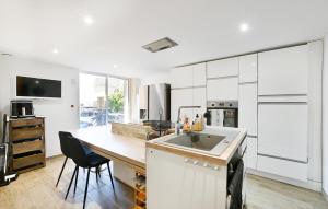 Maisons de vacances 4 Bedroom Cozy Home In Codolet : photos des chambres