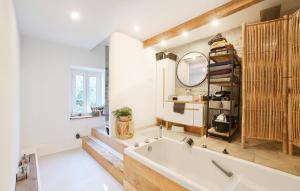 Maisons de vacances 4 Bedroom Cozy Home In Codolet : photos des chambres