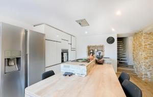 Maisons de vacances 4 Bedroom Cozy Home In Codolet : photos des chambres