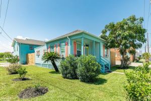 Cute Casa Azul-2 Blks to Beach Private Fenced Yard