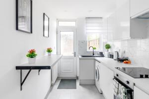 Stanion Luxurious 3 Bedroom Modern House Northamptonshire, Double, Twins, Single, Free Parking, Free Wi-Fi, Pets, Up to 8 Sleeps, 4 Smart TVs