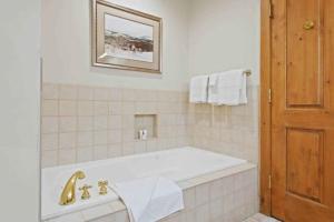 Villa Montane 117 by East West Hospitality