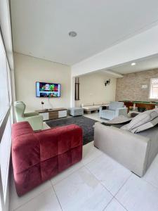 Casa Grande Com Piscina Guaruja