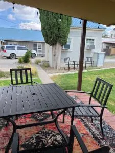 Dragonfly Cottage 1 of 5 listings downtown - Alpine