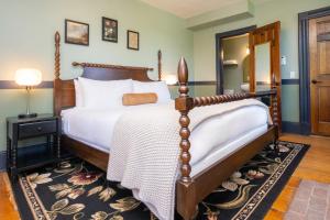 Constance Inn Standard King room in The Rookwood Inn