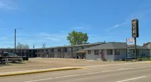 Rustic Lodge - Wolf Point