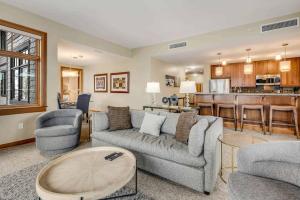 Capitol Peak Lodge 3210 by Snowmass Mountain Lodging