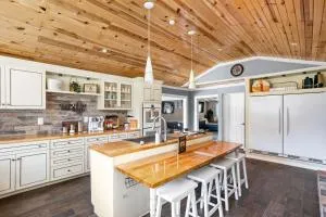 Sleeps 12, Indoor and Outdoor Theaters, Batting Cage, & Games! - Tipton