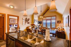 Capitol Peak Lodge 3324 by Snowmass Mountain Lodging