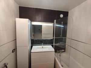 Big, Newly Renovated and Bright 3 Bedroom Flat in center of Courbevoie - 89m2