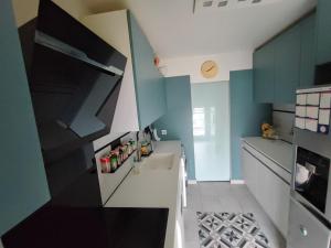 Big, Newly Renovated and Bright 3 Bedroom Flat in center of Courbevoie - 89m2