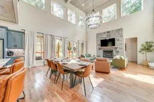 Deluxe Riverfront Cabin in Broken Bow with Hot Tub! - Eagletown