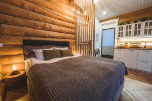 Log Cabin with Private Sauna & Hot Tub by Invisible Forest Lodge - Adults Only