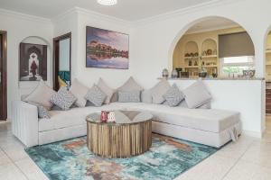 Ocean Breeze 2BR Escape Walk to the Waves