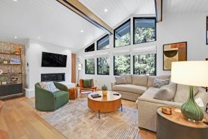 Family-Friendly Luxe Home with Sauna - mins to UO