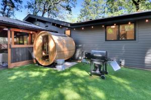 Family-Friendly Luxe Home with Sauna - mins to UO